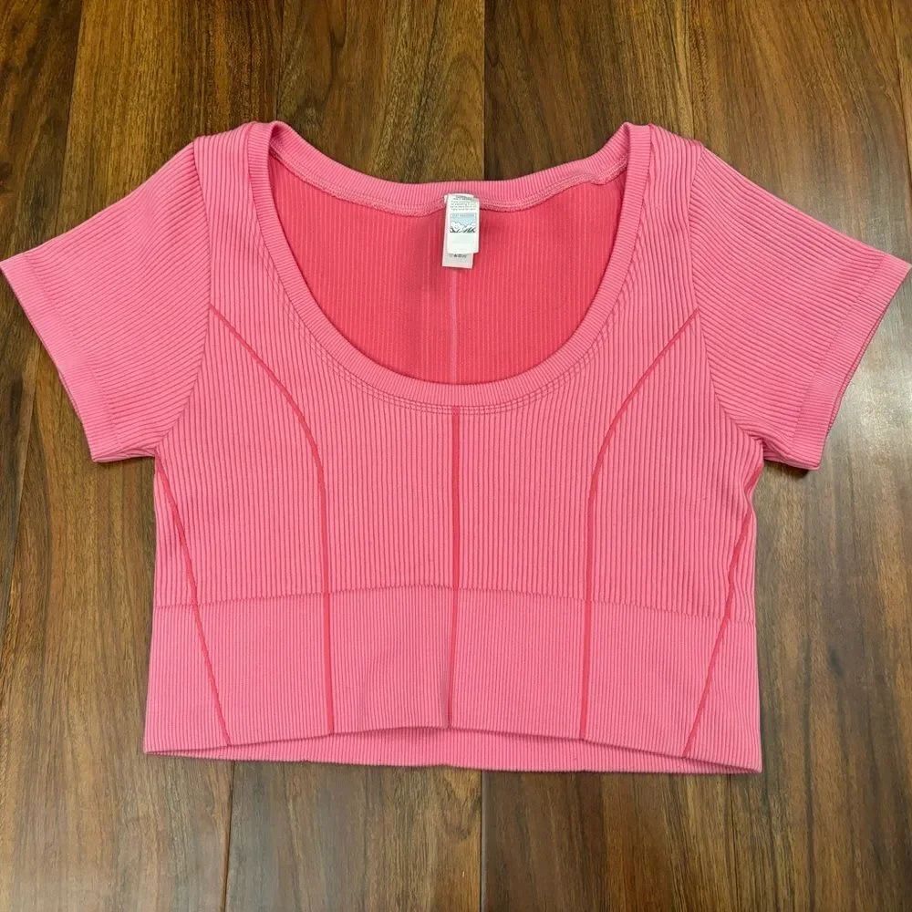 Aerie Offline pink ribbed short sleeve active crop top